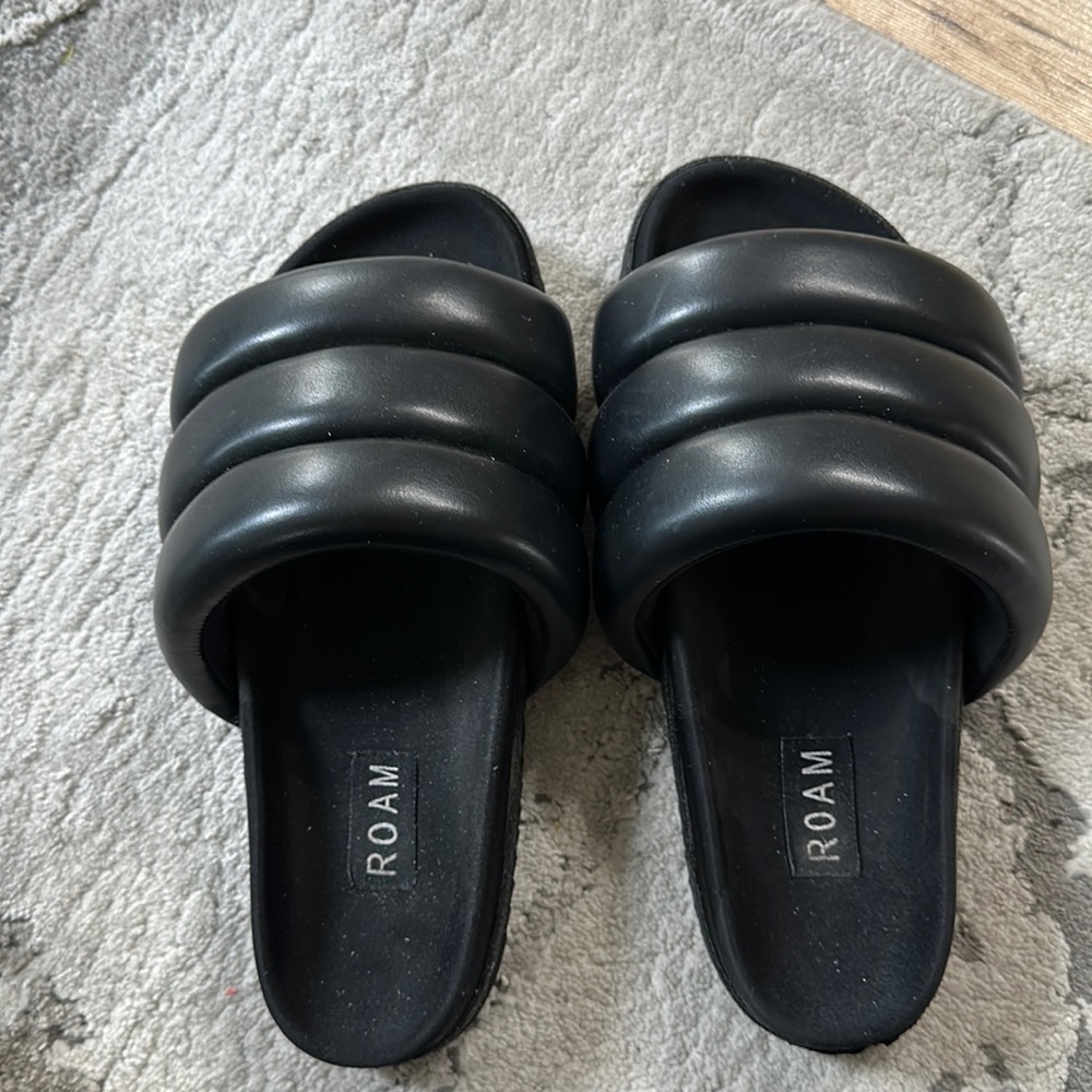 R0AM The Puffy Slide - Black